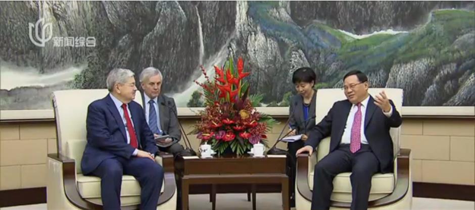 Shanghai Party chief meets US ambassador to China