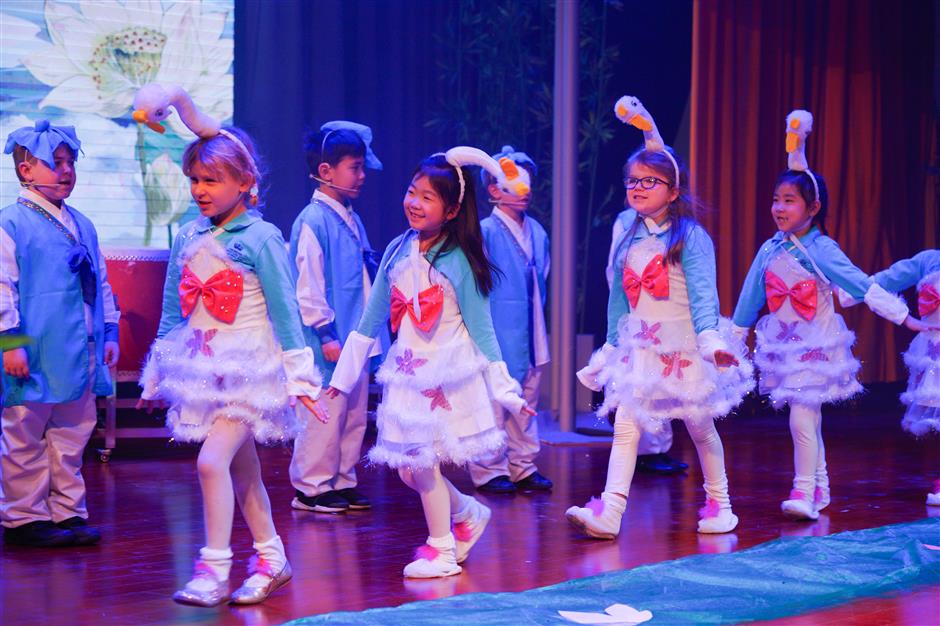 International kids sing praises of Chinese poetry