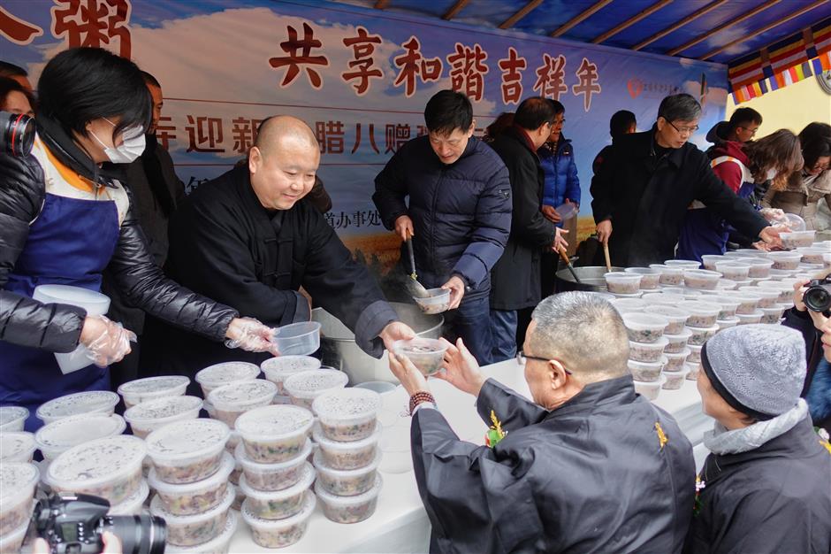 Free Laba porridge from temple for blessings