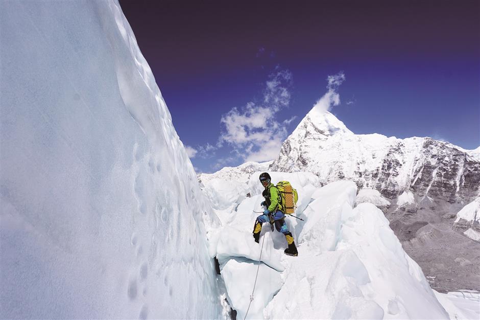 Chinese mom climbs from depths of despair