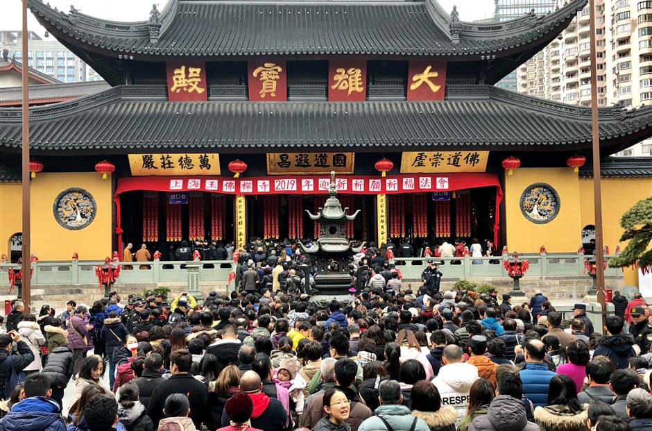 Worshippers flood Jade Buddha Temple to welcome in Chinese New Year