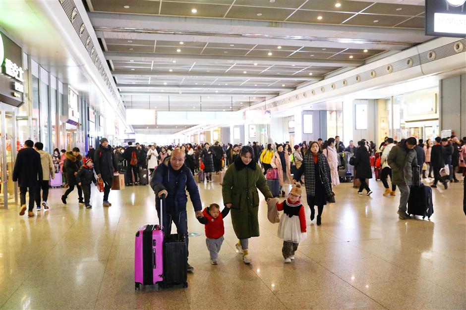 Shanghai sees hundreds of thousands return after Spring Festival