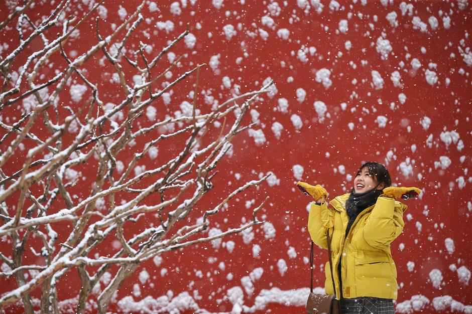 Beijing embraces post-holiday snow