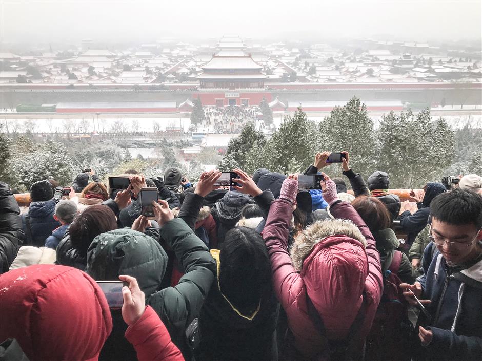 Beijing embraces post-holiday snow