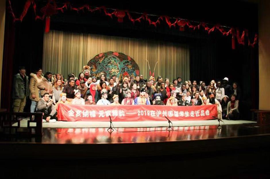 Foreign students introduced to Lantern Festival customs at Kunqu Opera show