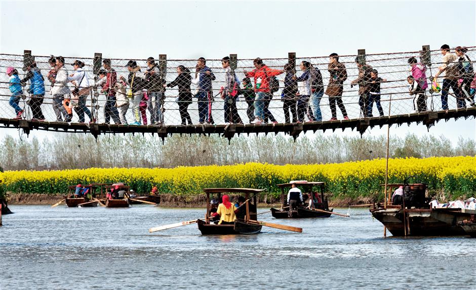 Rape flower blossom welcomes Shanghai tourists