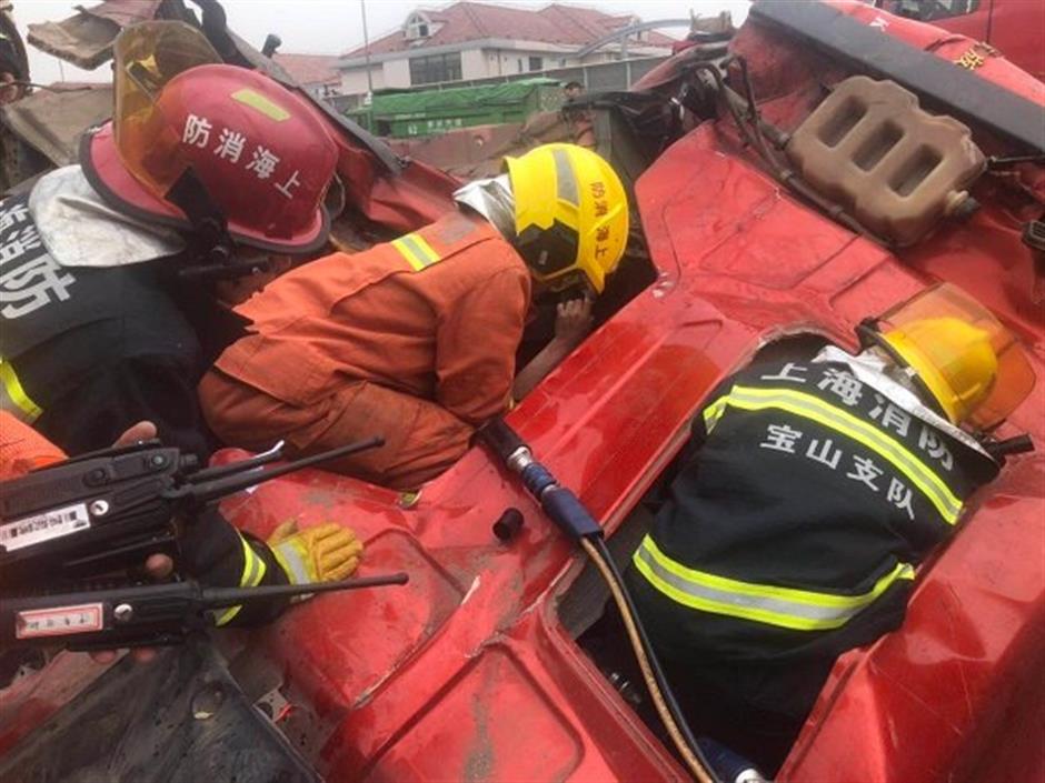 Taxi causes accident on elevated road, 2 injured