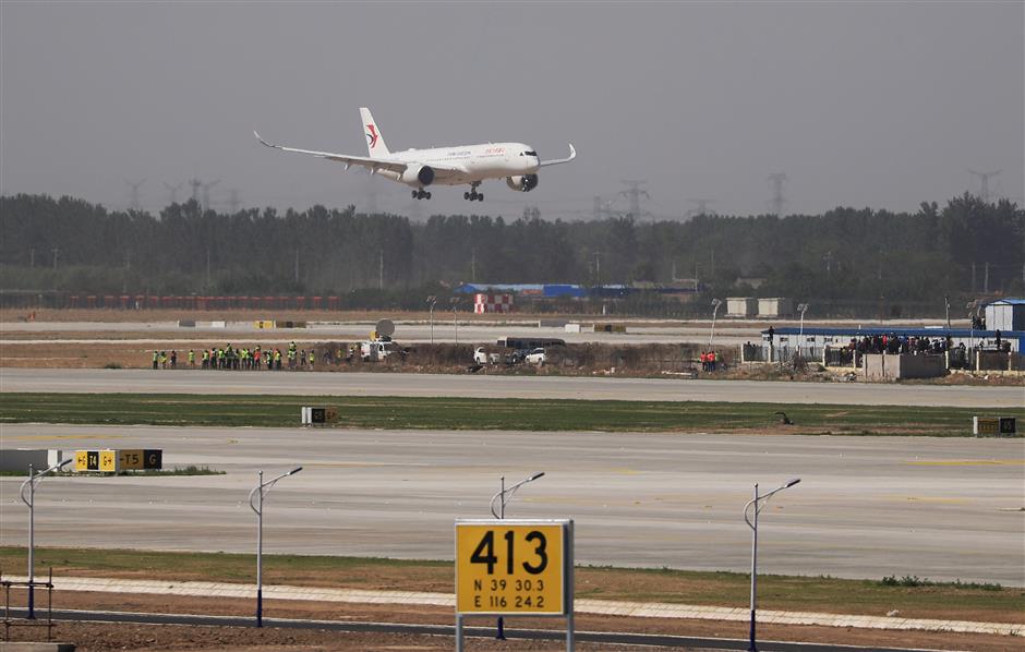 Passenger airliners take off, land at Daxing airport