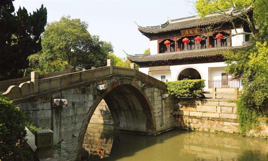 Bridges everywhere that add grace to water town scenery