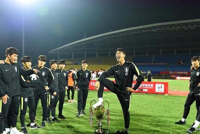 South Koreans apologize to 'all of China' over foot-on-trophy row