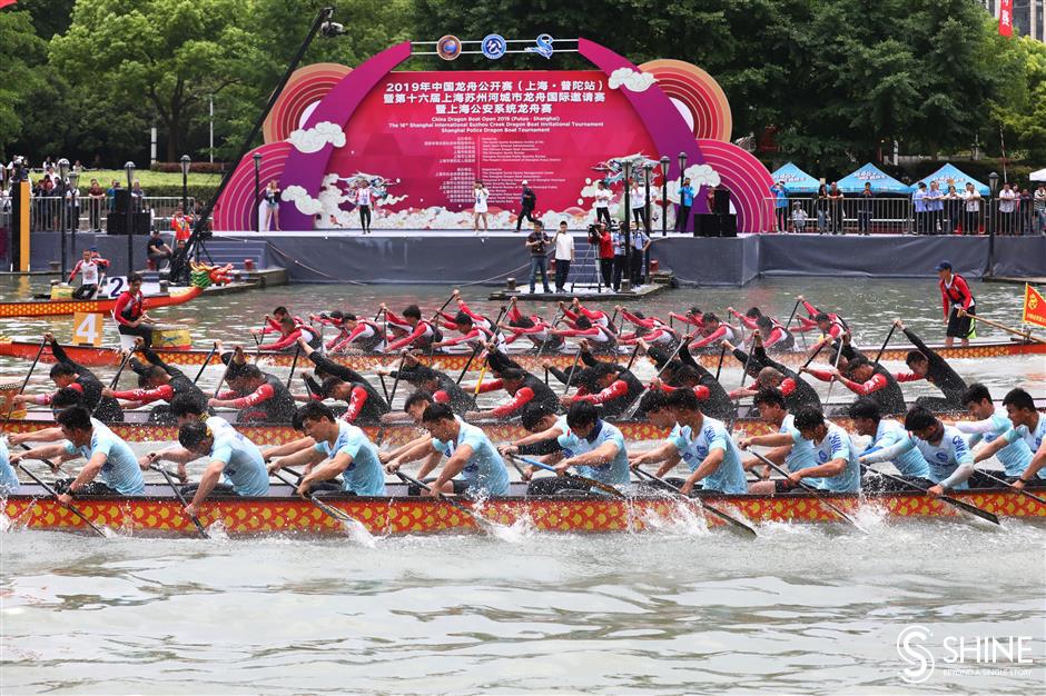 Dragon boats make a splash on Suzhou Creek