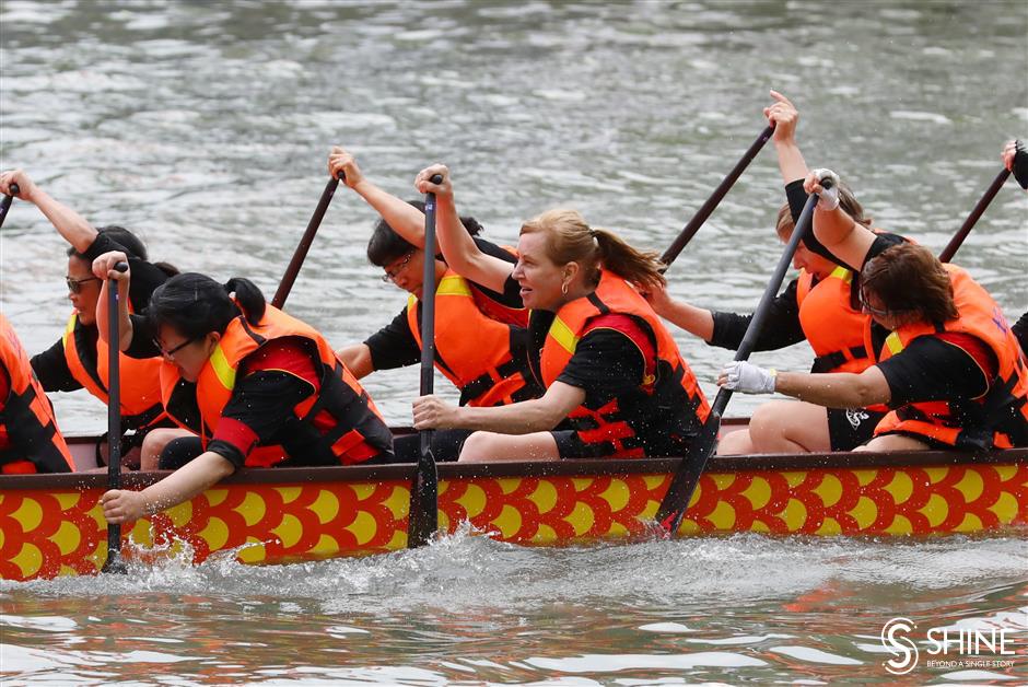 Dragon boats make a splash on Suzhou Creek