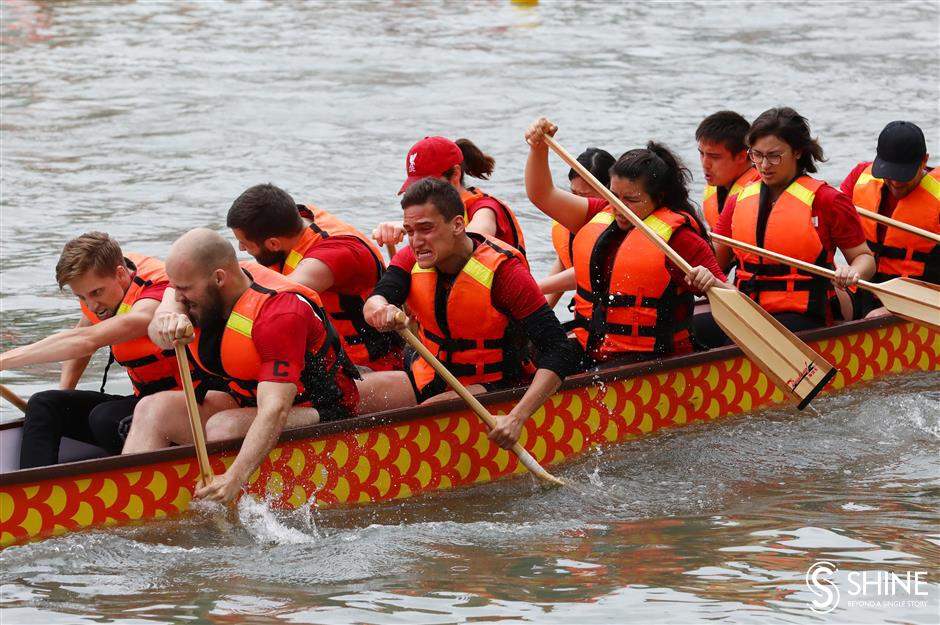 Dragon boats make a splash on Suzhou Creek