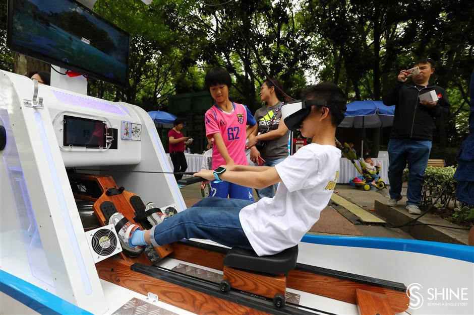 Dragon boats make a splash on Suzhou Creek