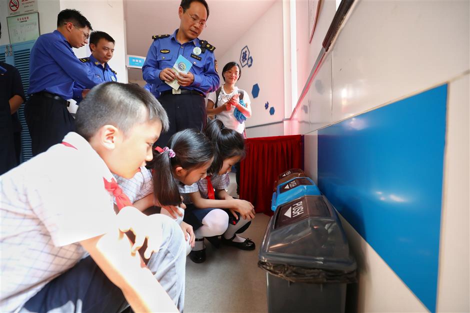 'Woodpeckers' to sort garbage problems