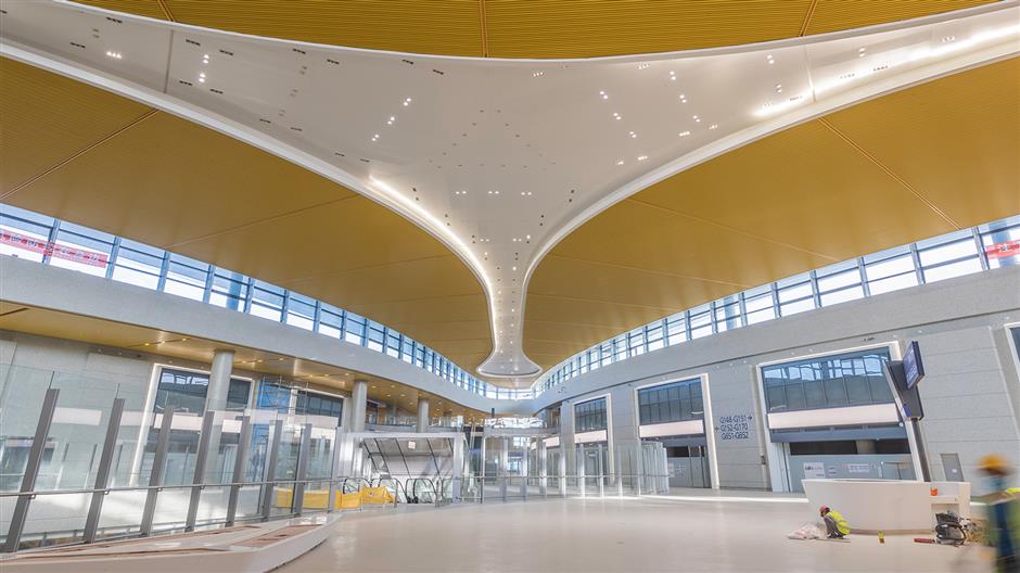 New Pudong airport satellite terminal receives building award.