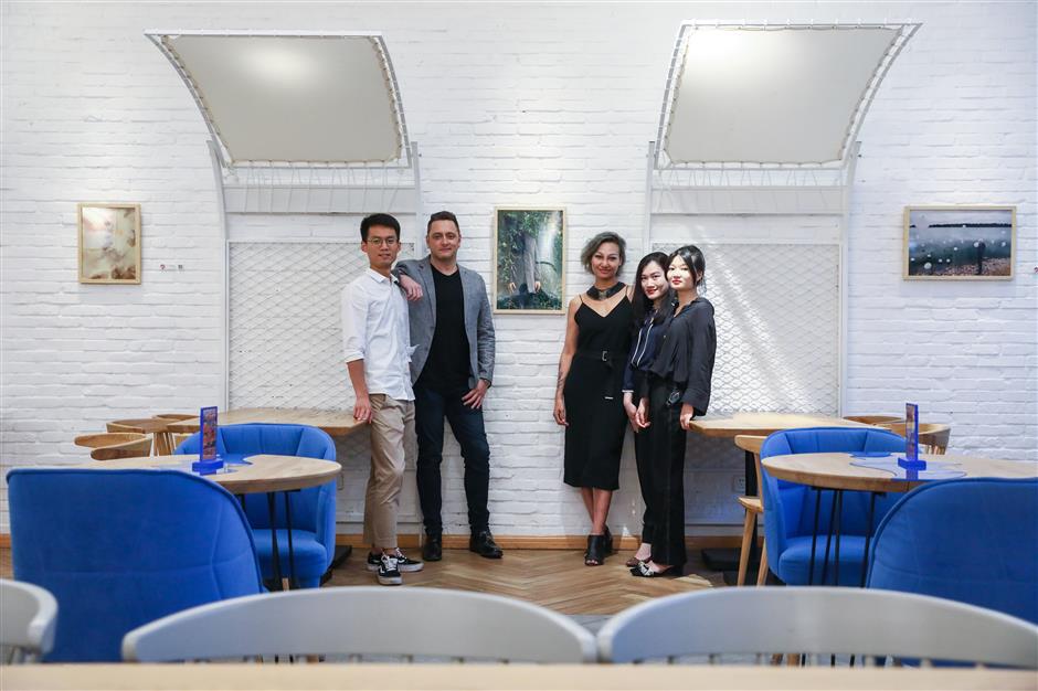 Do you want art on your walls but can't decide what? Help is at hand