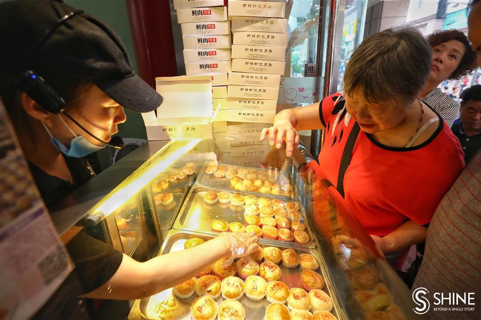 Customers having their mooncakes and eating them, too