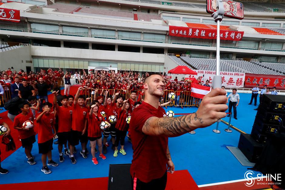 Ecstatic SIPG fans welcome Arnautovic