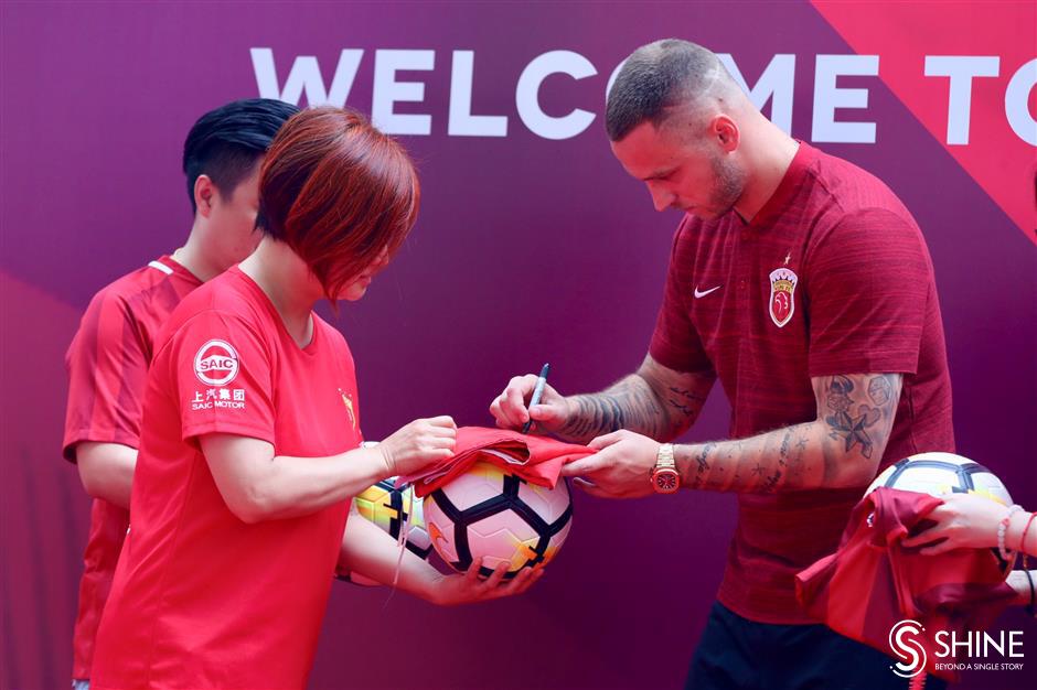 Ecstatic SIPG fans welcome Arnautovic