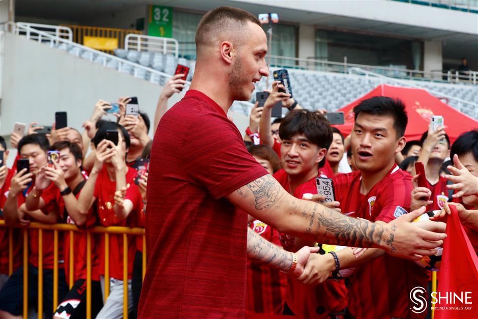 Ecstatic SIPG fans welcome Arnautovic