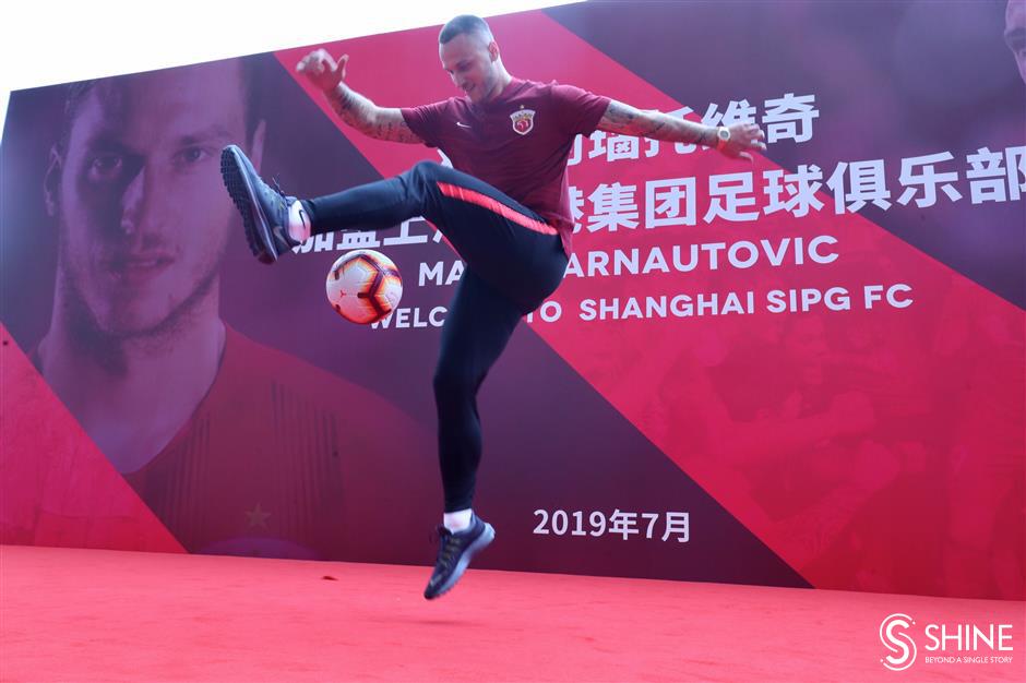 Ecstatic SIPG fans welcome Arnautovic