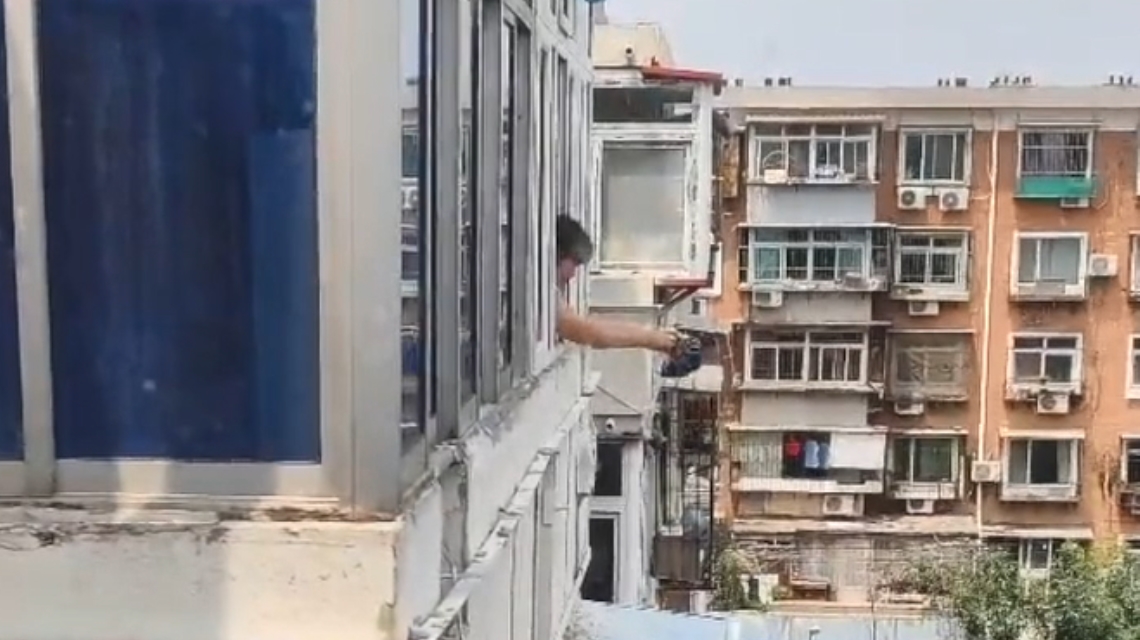 Man stops neighbor throwing trash from apartment window SHINE News