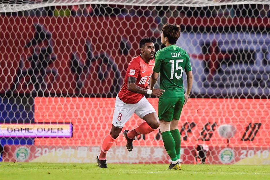 Paulinho on target as Evergrande closes in on CSL title