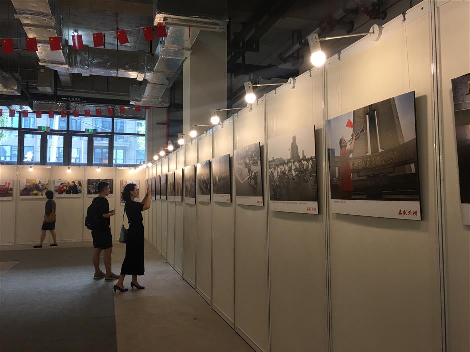 Photo exhibition shows changes on the Bund
