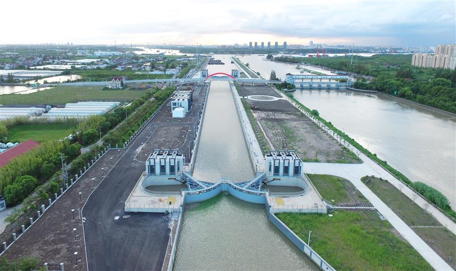 Dazhi River lock nears completion