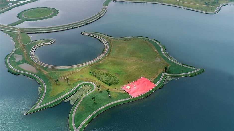 Flash mob by the lake in Fengxian