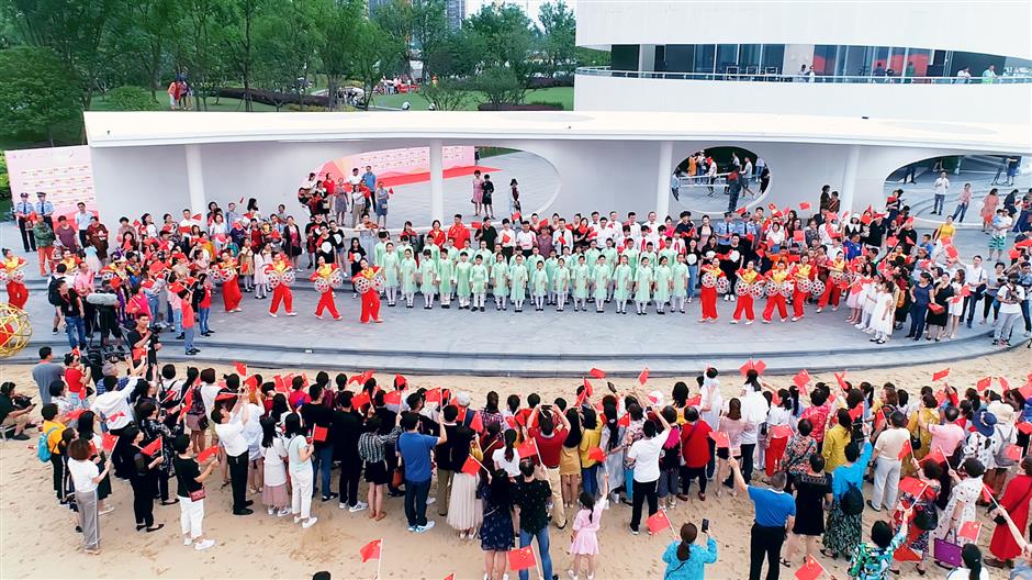 Flash mob by the lake in Fengxian