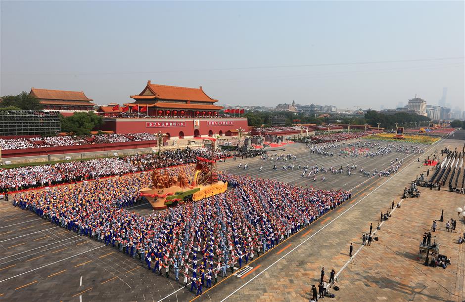 Mass pageantry begins on Tian'anmen Square