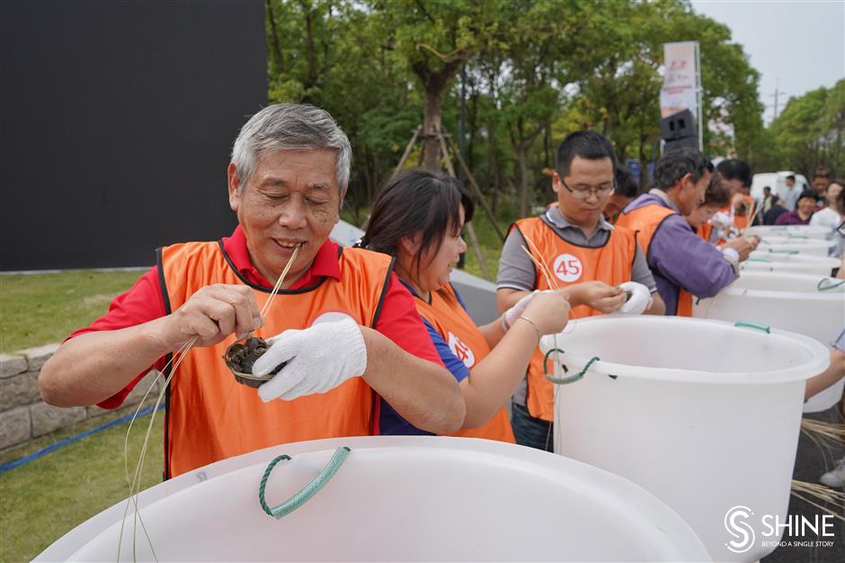 Yangtze hairy crab scuttle to market