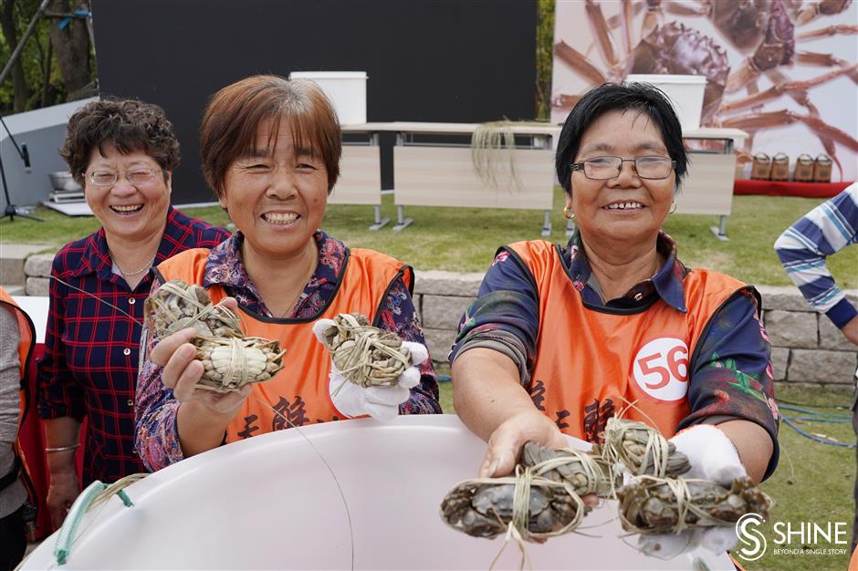 Yangtze hairy crab scuttle to market