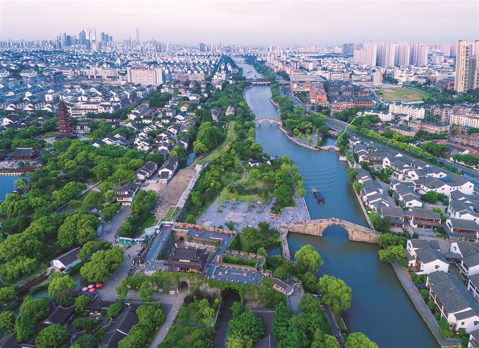 Suzhou building open and innovative economy