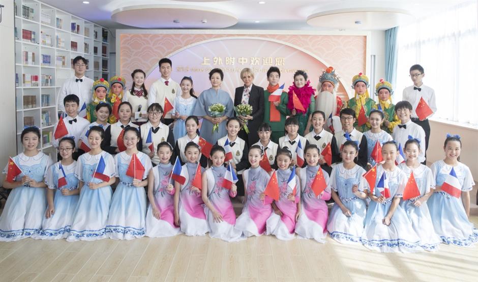 Peng Liyuan, French first lady visit middle school in Shanghai