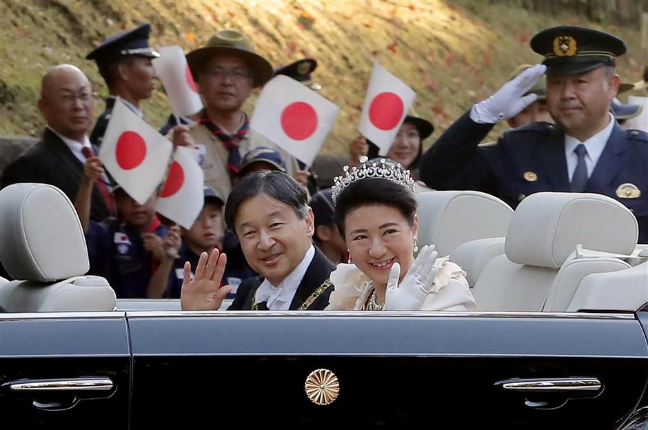 Crowds hail Naruhito royal parade