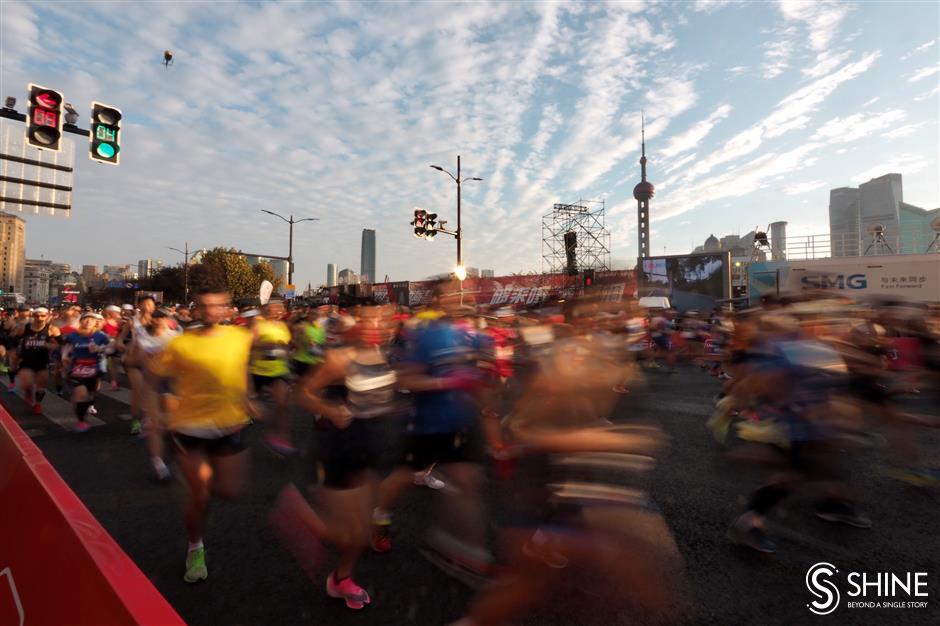 Marathon runners challenged by extreme heat