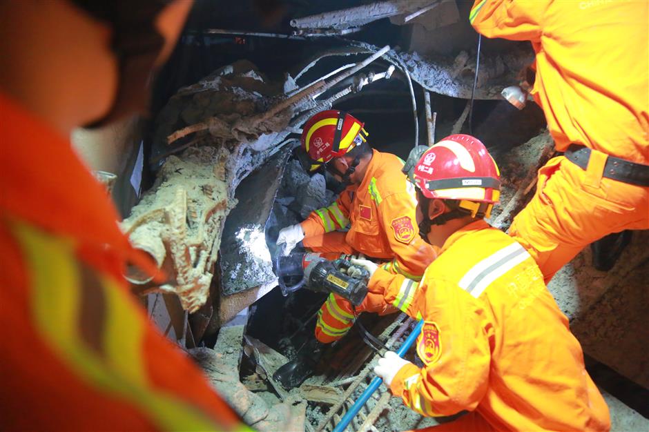 4 dead after road tunnel collapses