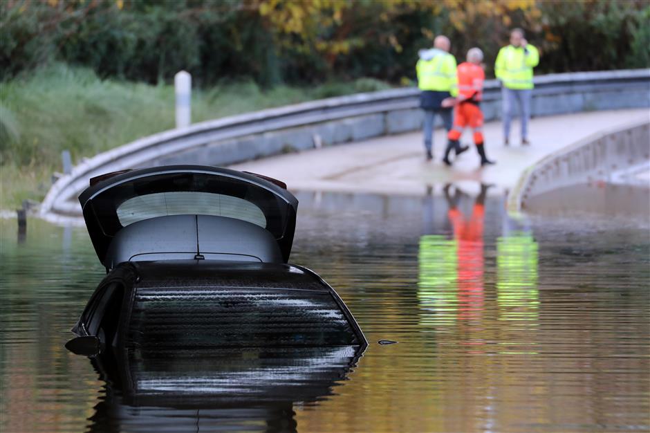 3 French emergency workers die in accident