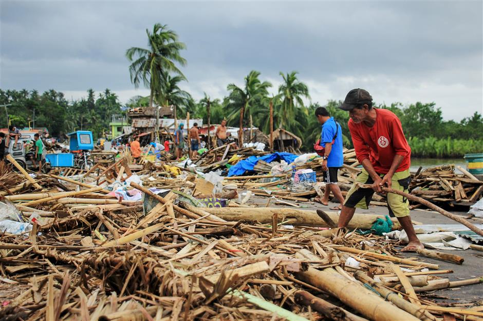 10 dead as typhoon hits Philippines