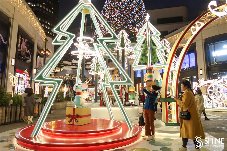 Jing'an lights up the holiday