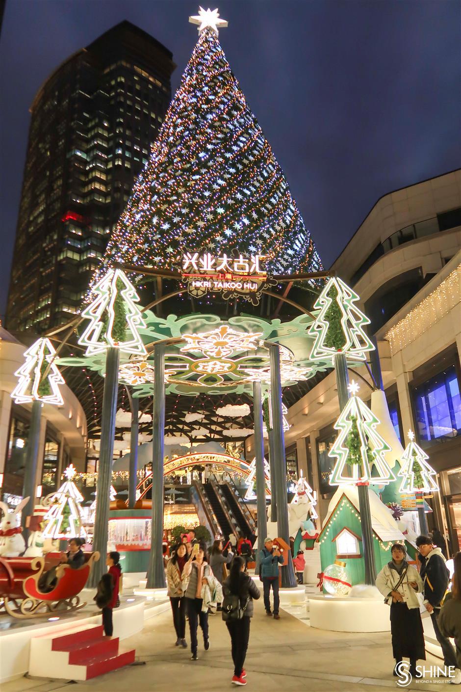 Jing'an lights up the holiday