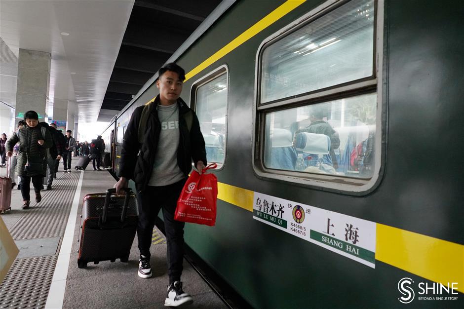 All aboard! First extra train pulls out of Shanghai