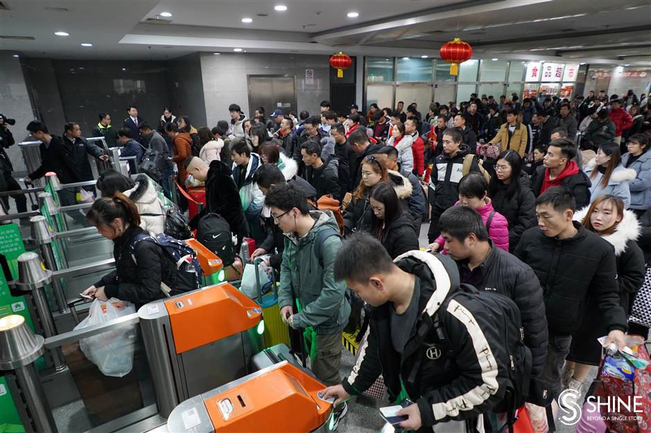 All aboard! First extra train pulls out of Shanghai