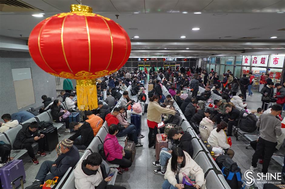 All aboard! First extra train pulls out of Shanghai