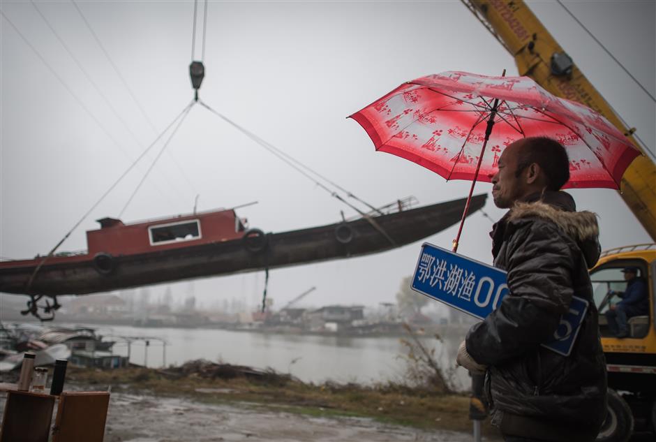 Yangtze fishermen help save 'angel of the river'