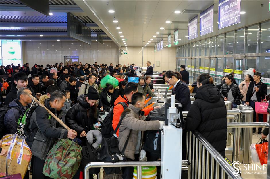 Spring rush begins at Shanghai rail stations