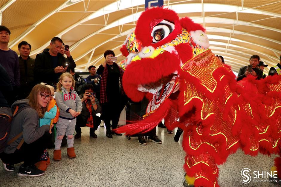 Snapshots of the Spring Festival rush in Shanghai